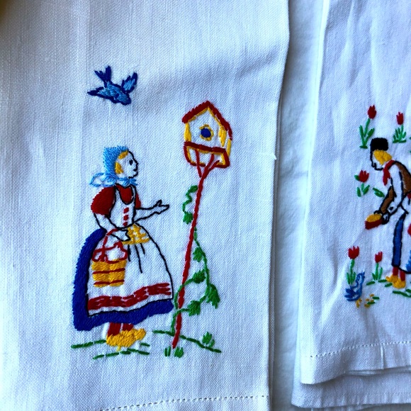 VINTAGE “Feeding the Birds” Set/2 Fingertip Towels, Linen, Red/Blue/Yellow - Picture 9 of 9